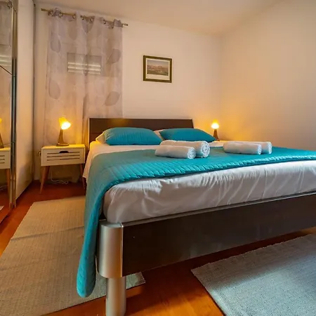 Anika Apartment Split